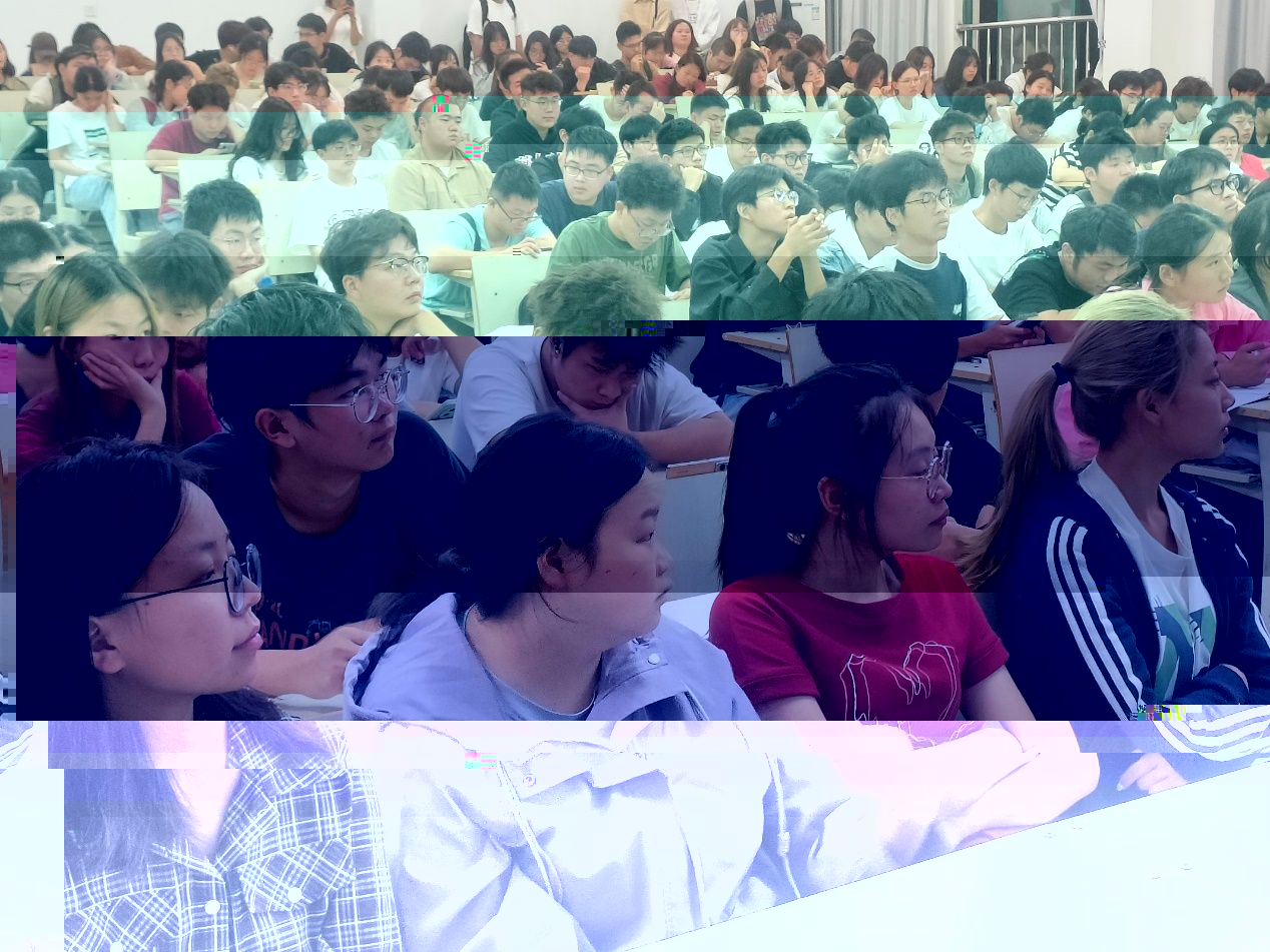一群人正在聽演講描述已自動生成